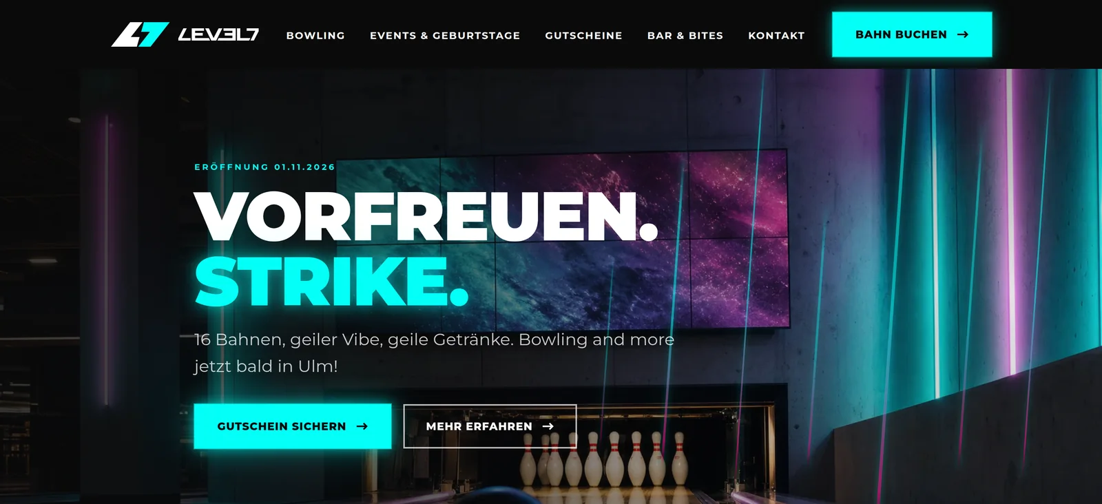 Startseite von level7.games am Bildschirm: Überschrift „Vorfreuen. Strike.“, Eröffnung 01.11.2026, Knöpfe „Gutschein sichern“ und „Mehr erfahren“ vor einer Bowlingbahn im Neonlicht
