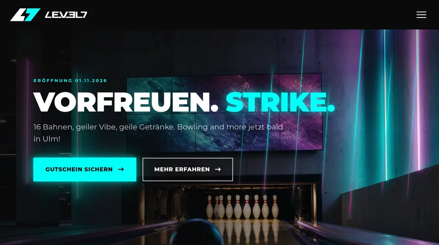Startseite von level7.games im Browserfenster: „Vorfreuen. Strike.“ über der Bowlingbahn